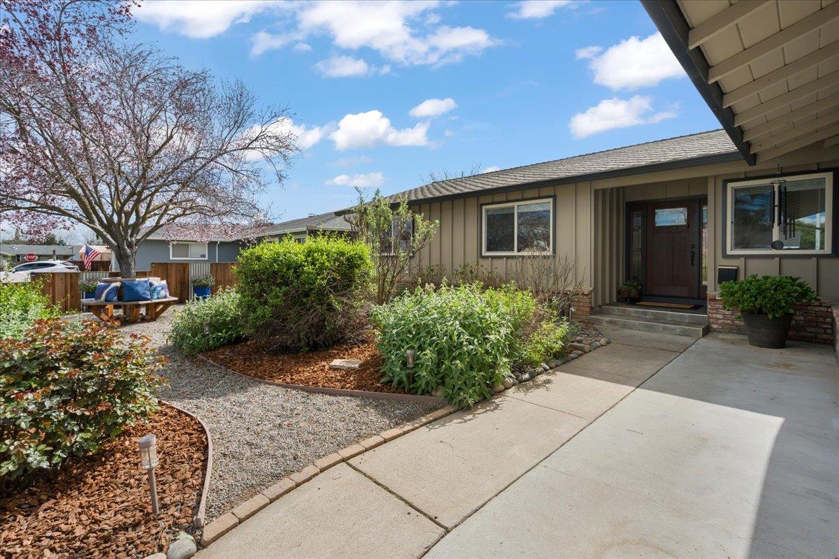 Detail Gallery Image 2 of 30 For 1330 Redwood Ln, Gilroy,  CA 95020 - 3 Beds | 2 Baths