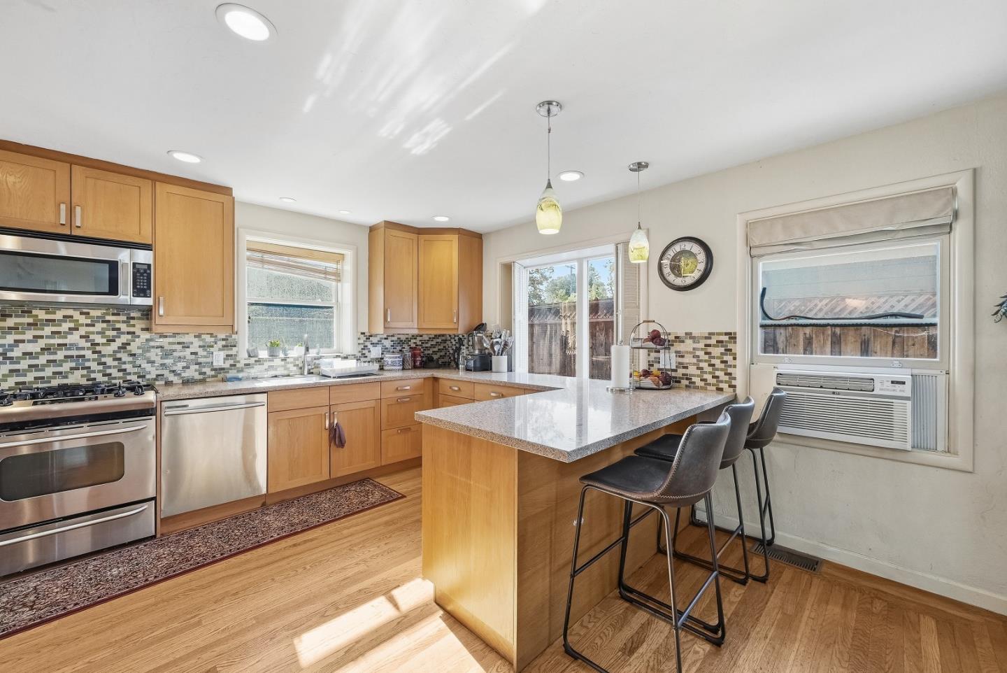 Detail Gallery Image 10 of 38 For 2034 Addison Ave, East Palo Alto,  CA 94303 - 2 Beds | 1 Baths