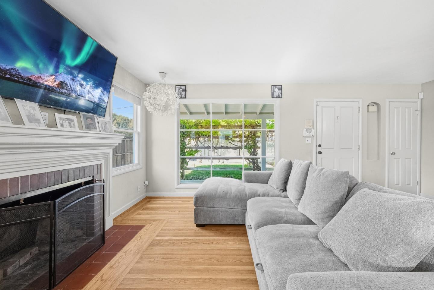 Detail Gallery Image 3 of 38 For 2034 Addison Ave, East Palo Alto,  CA 94303 - 2 Beds | 1 Baths