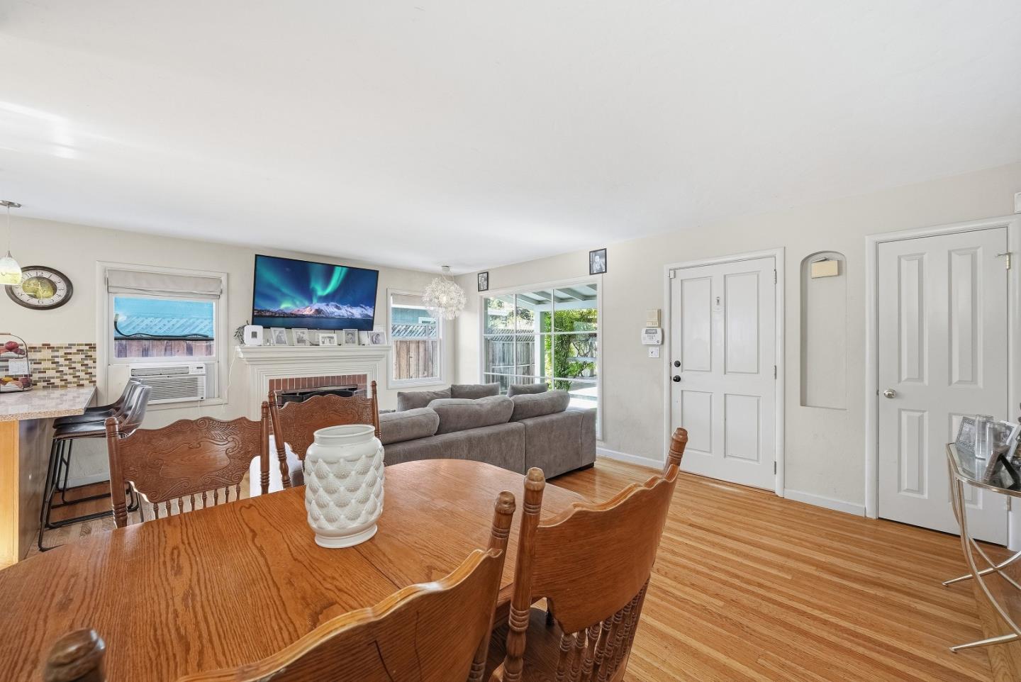 Detail Gallery Image 8 of 38 For 2034 Addison Ave, East Palo Alto,  CA 94303 - 2 Beds | 1 Baths