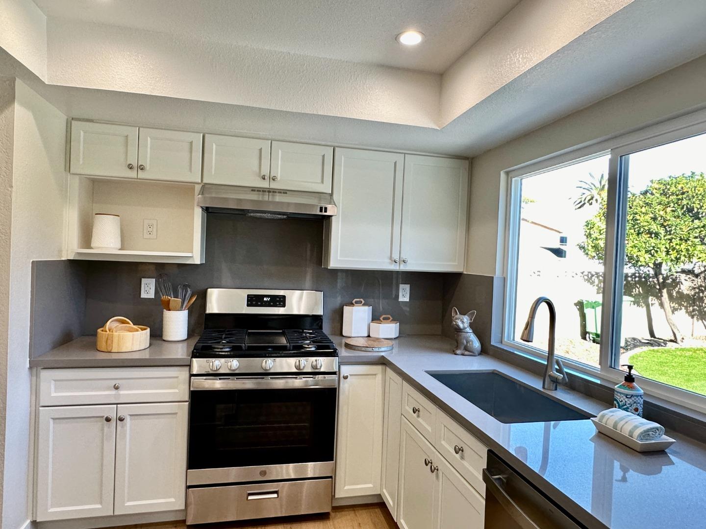 Detail Gallery Image 10 of 43 For 4648 Michelle Ct, Union City,  CA 94587 - 4 Beds | 2/1 Baths