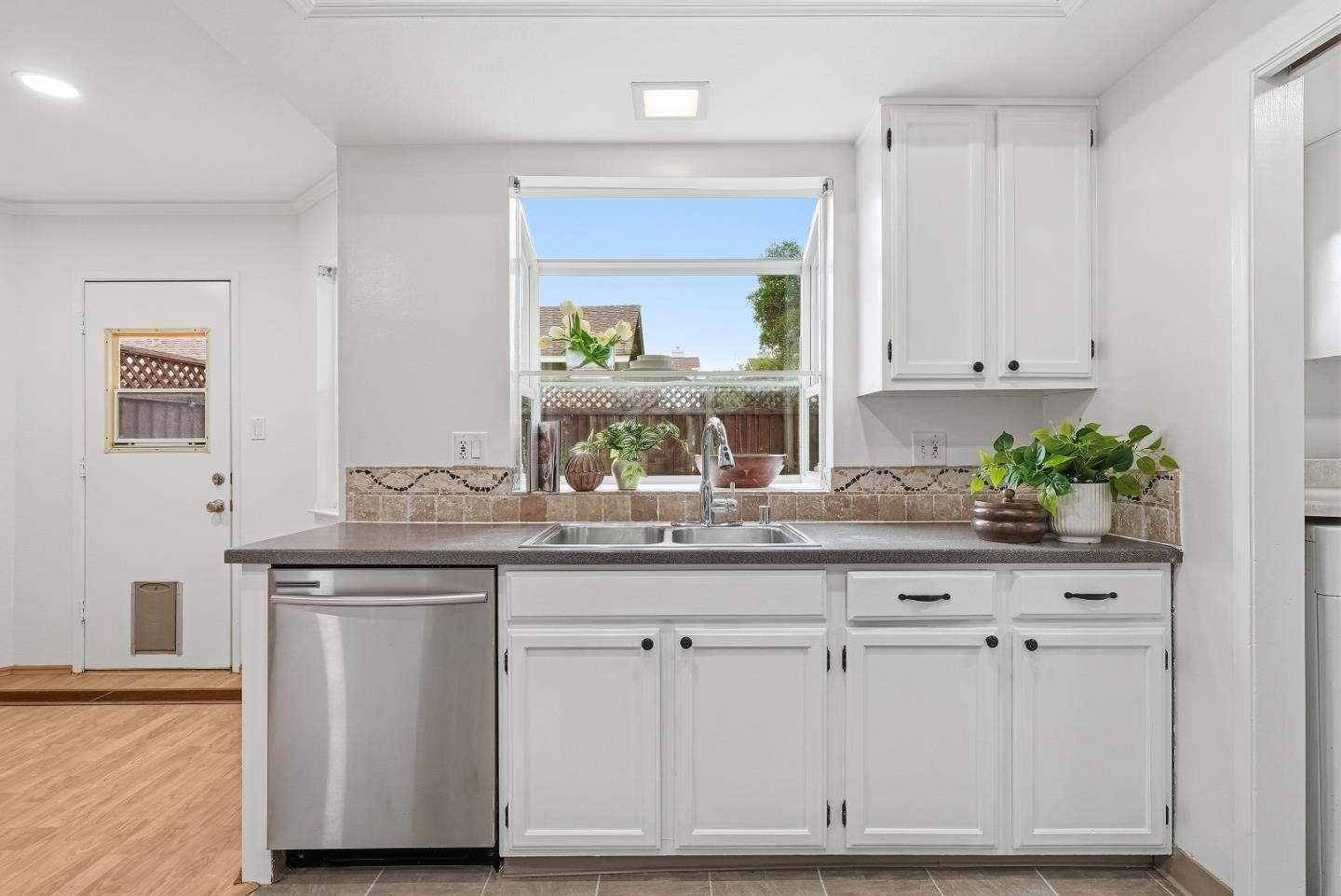 Detail Gallery Image 14 of 55 For 38 Devonshire Ave #6,  Mountain View,  CA 94043 - 3 Beds | 2/1 Baths