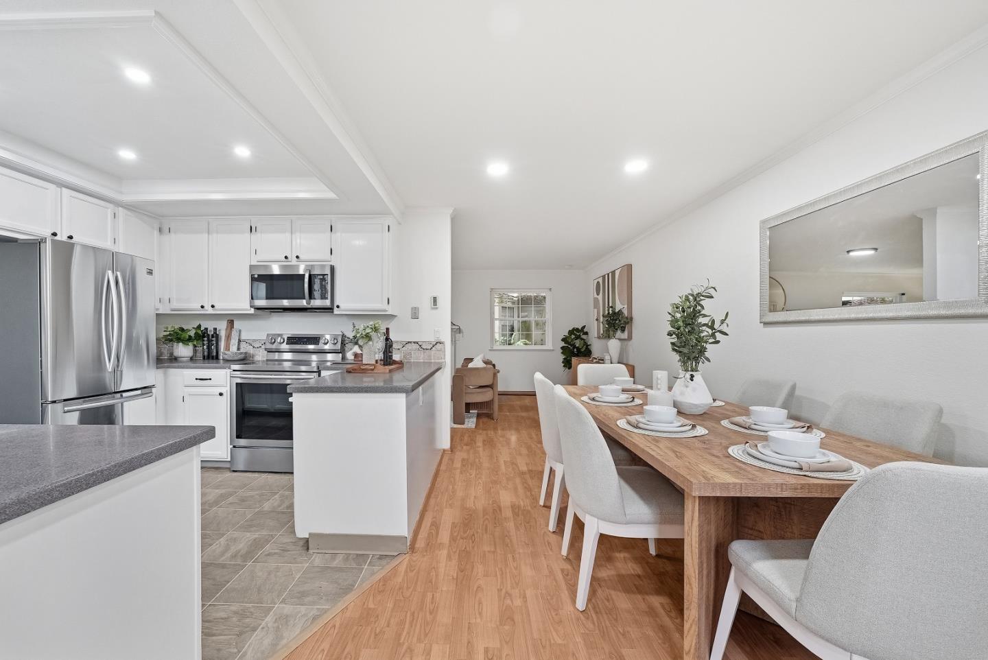 Detail Gallery Image 9 of 55 For 38 Devonshire Ave #6,  Mountain View,  CA 94043 - 3 Beds | 2/1 Baths