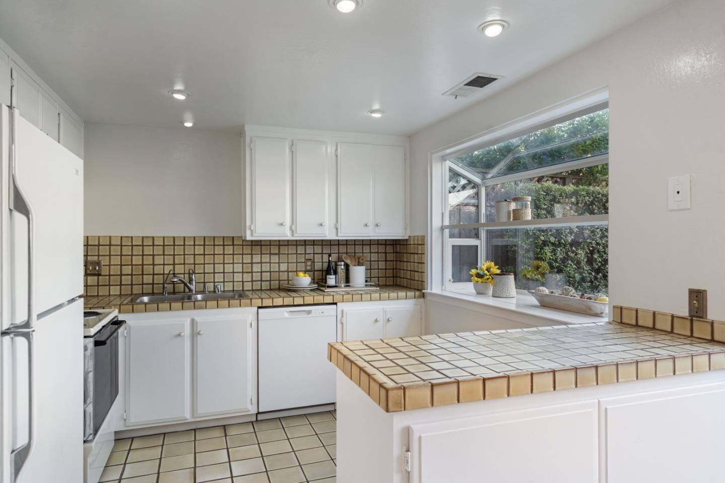 Detail Gallery Image 14 of 51 For 1023 Lark Ln, Foster City,  CA 94404 - 2 Beds | 2/1 Baths