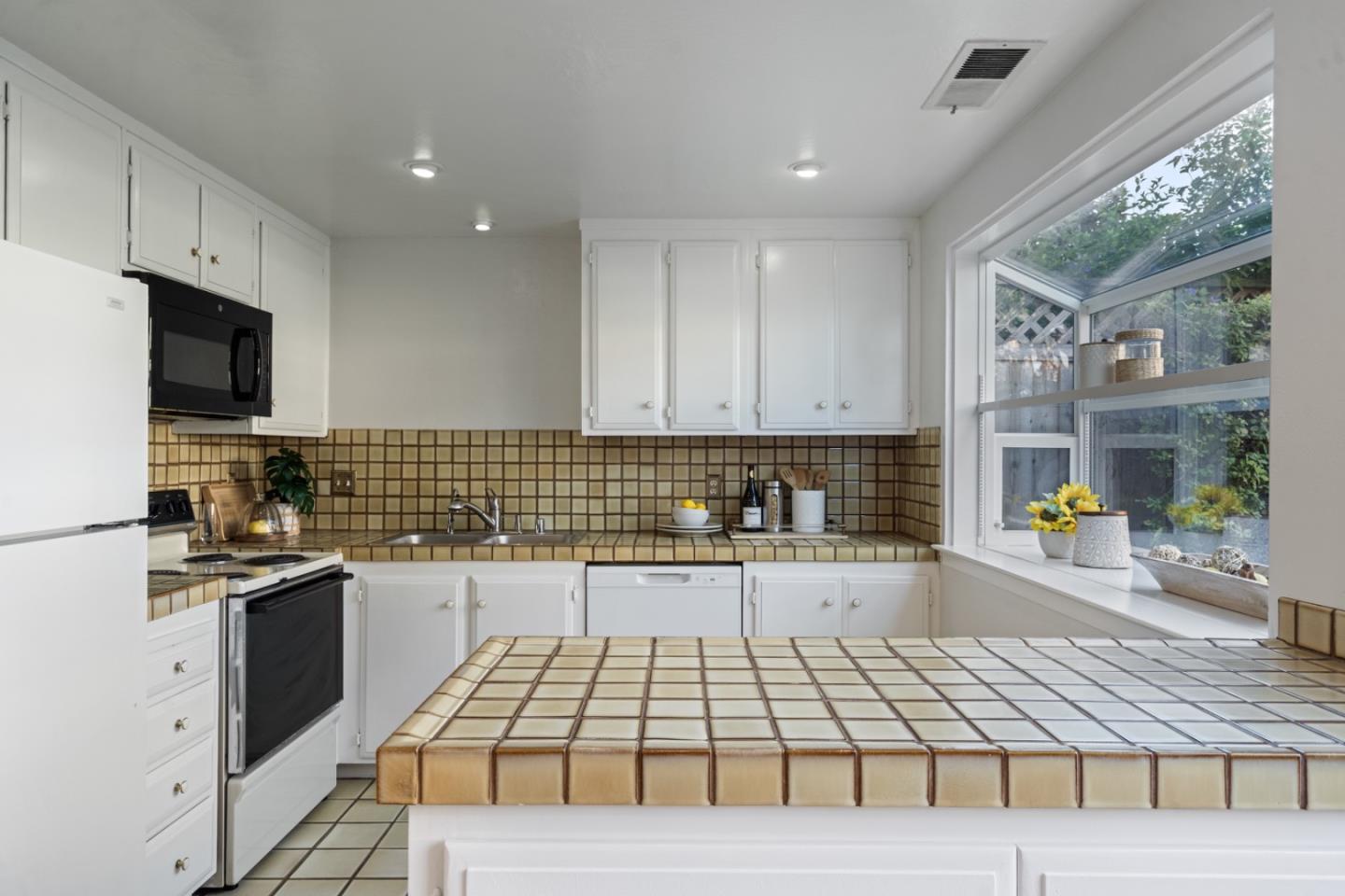 Detail Gallery Image 15 of 51 For 1023 Lark Ln, Foster City,  CA 94404 - 2 Beds | 2/1 Baths