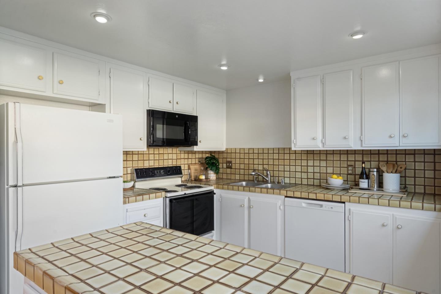 Detail Gallery Image 16 of 51 For 1023 Lark Ln, Foster City,  CA 94404 - 2 Beds | 2/1 Baths