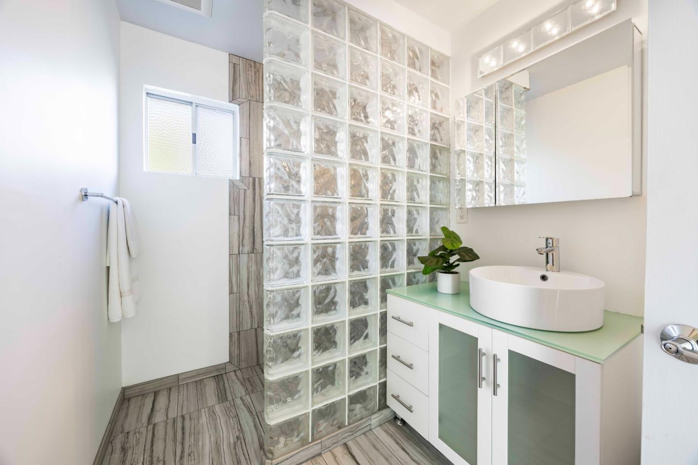 Detail Gallery Image 34 of 39 For 28100 Radcliffe Ln, Los Altos Hills,  CA 94022 - 5 Beds | 4/1 Baths