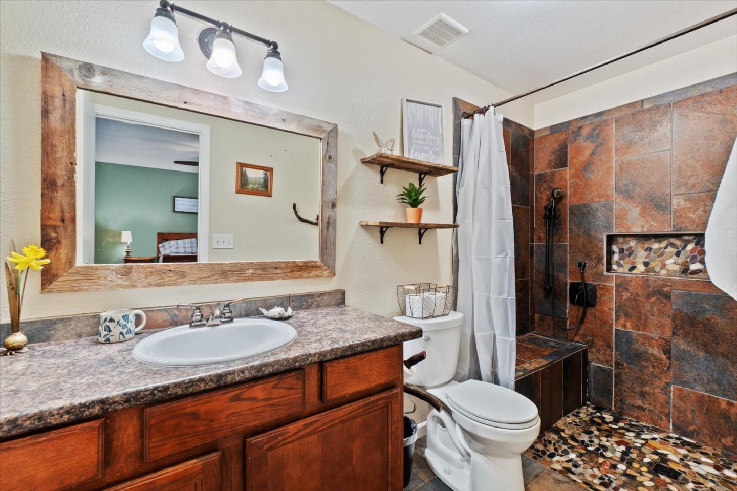 Detail Gallery Image 17 of 42 For 2945 Silo Ct, Anderson,  CA 96007 - 4 Beds | 3 Baths