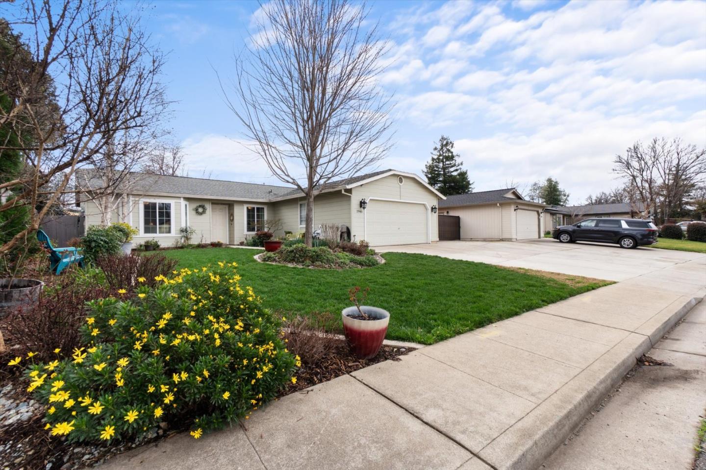 Detail Gallery Image 2 of 42 For 2945 Silo Ct, Anderson,  CA 96007 - 4 Beds | 3 Baths