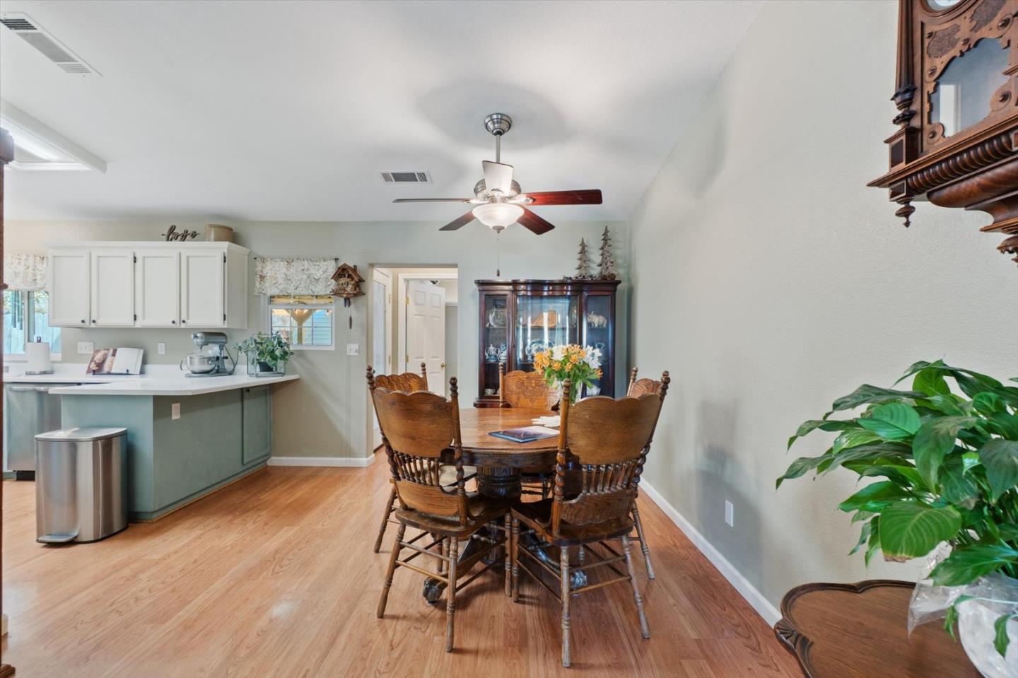 Detail Gallery Image 9 of 42 For 2945 Silo Ct, Anderson,  CA 96007 - 4 Beds | 3 Baths