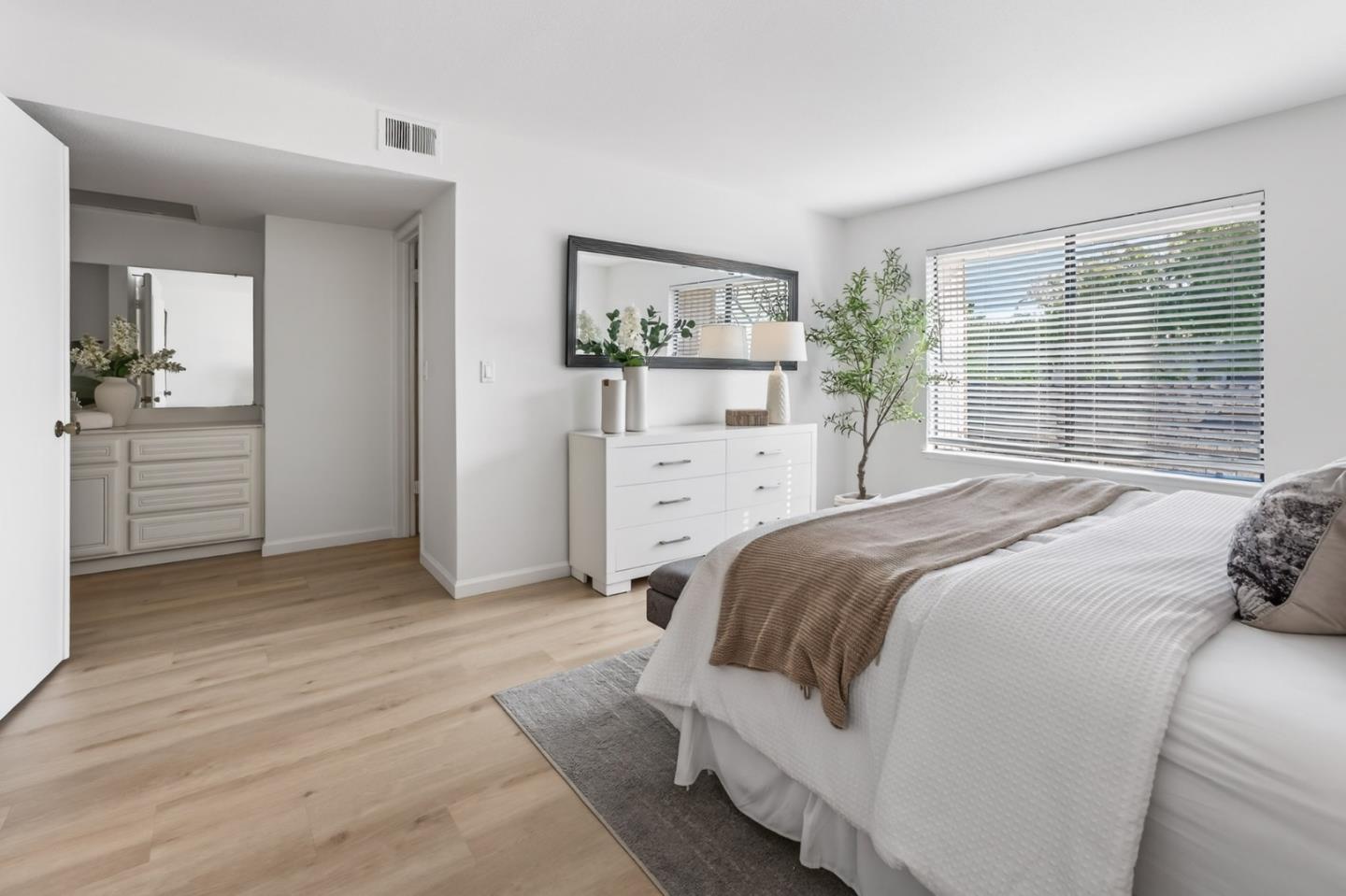 Detail Gallery Image 9 of 20 For 11093 Firethorne Dr, Cupertino,  CA 95014 - 2 Beds | 2/1 Baths