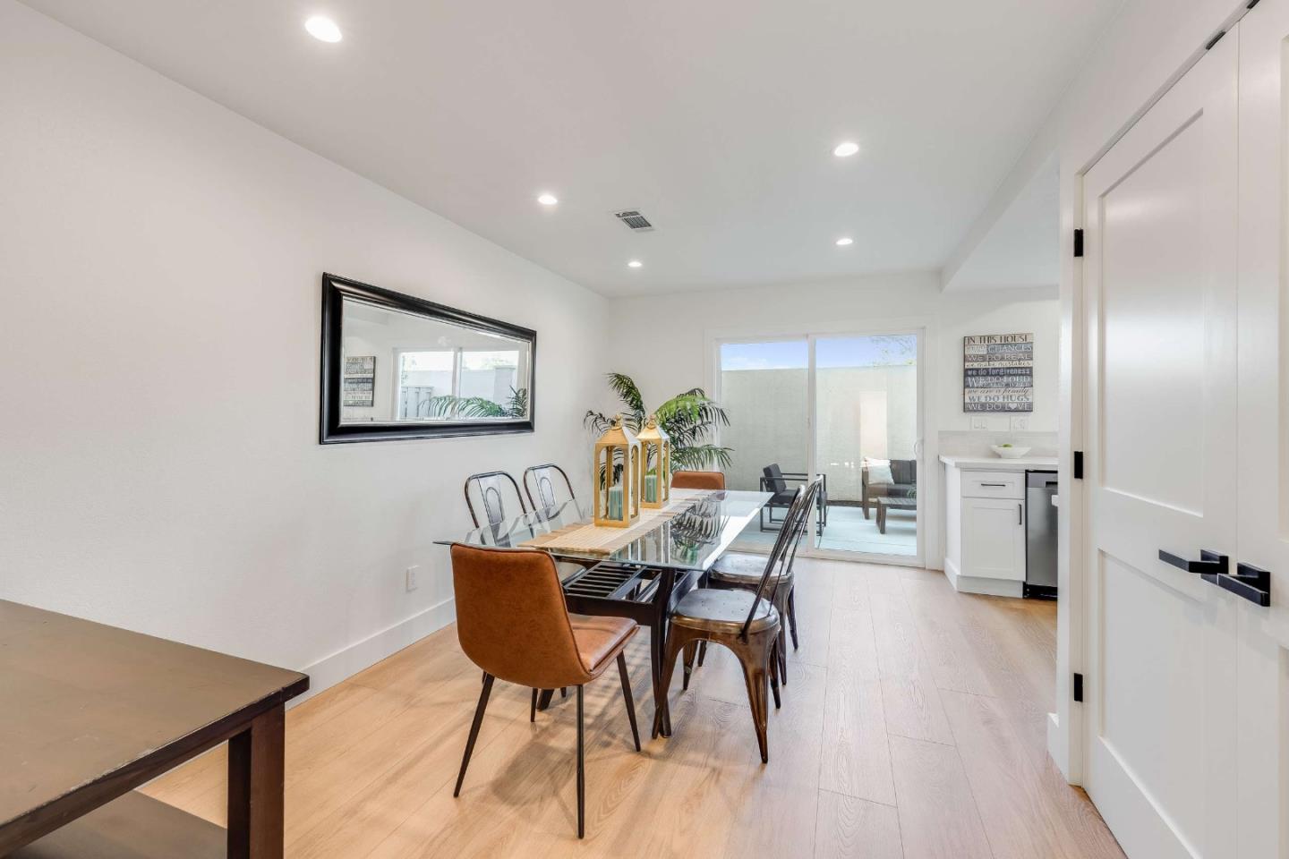 Detail Gallery Image 9 of 33 For 11032 Firethorne Dr, Cupertino,  CA 95014 - 2 Beds | 2/1 Baths