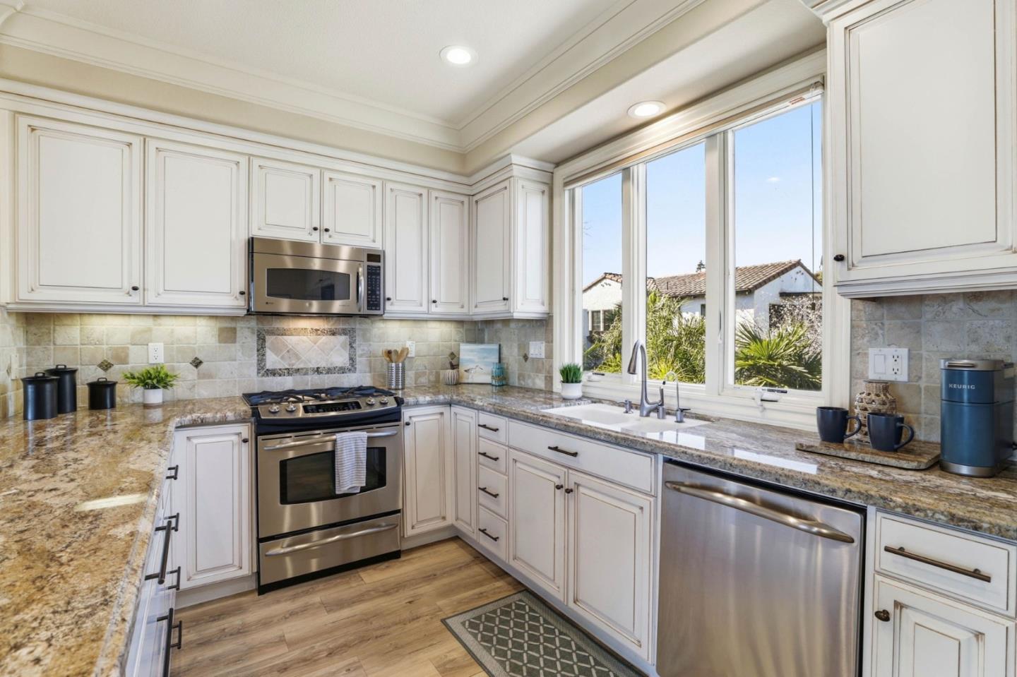 Detail Gallery Image 11 of 50 For 106 Younger Way #D,  Santa Cruz,  CA 95060 - 2 Beds | 2/1 Baths