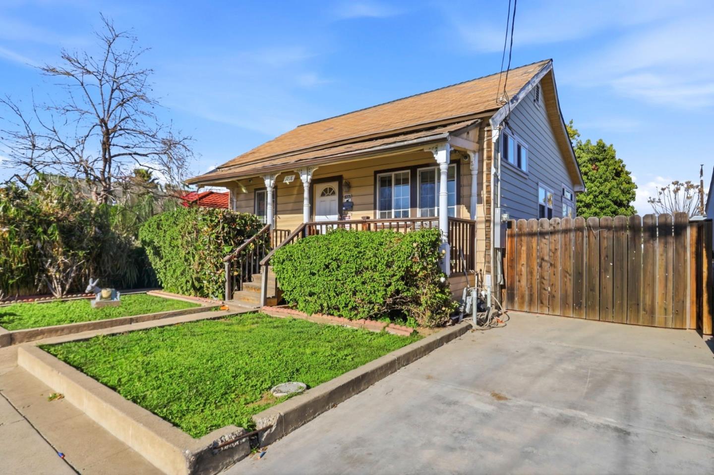 Detail Gallery Image 3 of 30 For 1218 S Almaden Ave, San Jose,  CA 95110 - 4 Beds | 2 Baths