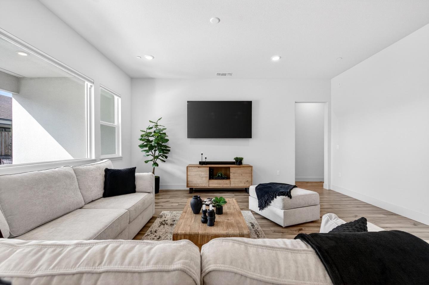 Detail Gallery Image 10 of 44 For 240 Scarlett Way, Hollister,  CA 95023 - 4 Beds | 3 Baths