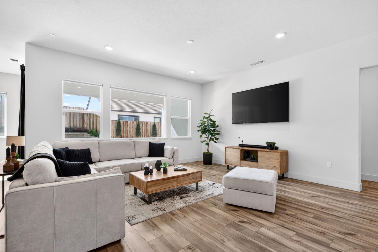 Detail Gallery Image 11 of 44 For 240 Scarlett Way, Hollister,  CA 95023 - 4 Beds | 3 Baths