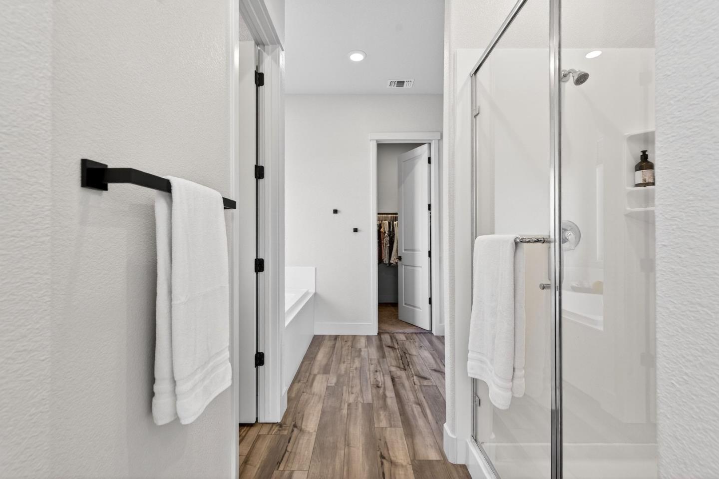 Detail Gallery Image 15 of 44 For 240 Scarlett Way, Hollister,  CA 95023 - 4 Beds | 3 Baths