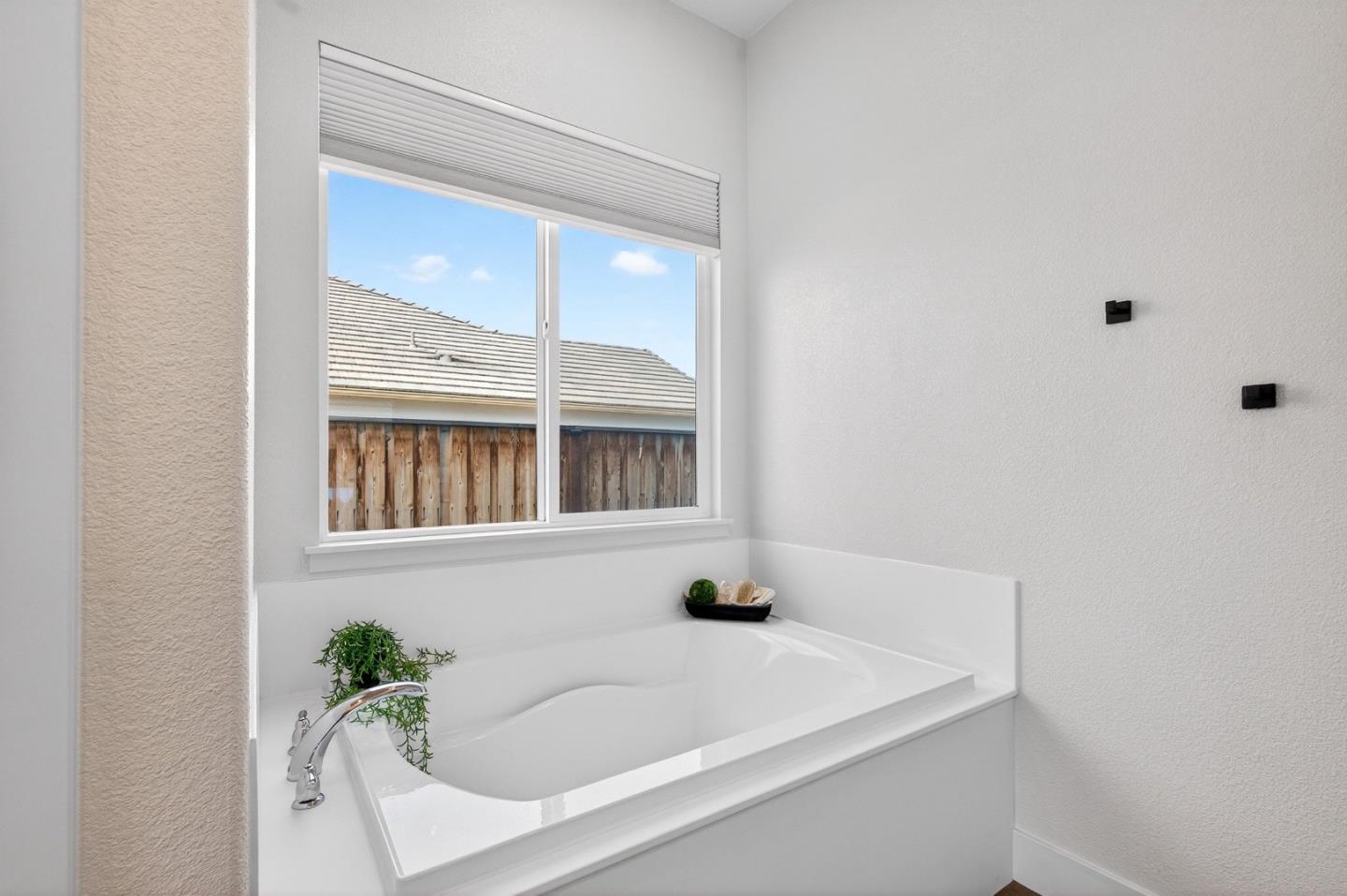 Detail Gallery Image 16 of 44 For 240 Scarlett Way, Hollister,  CA 95023 - 4 Beds | 3 Baths