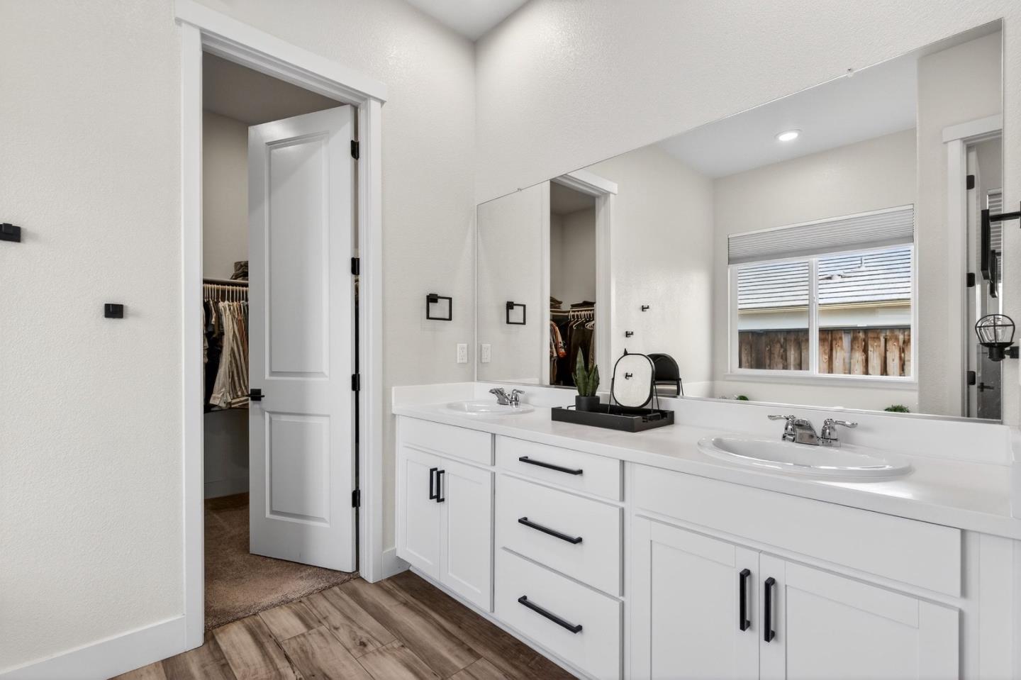 Detail Gallery Image 17 of 44 For 240 Scarlett Way, Hollister,  CA 95023 - 4 Beds | 3 Baths