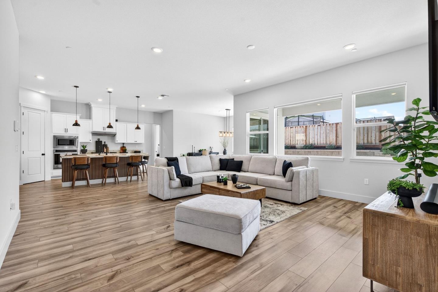 Detail Gallery Image 25 of 44 For 240 Scarlett Way, Hollister,  CA 95023 - 4 Beds | 3 Baths