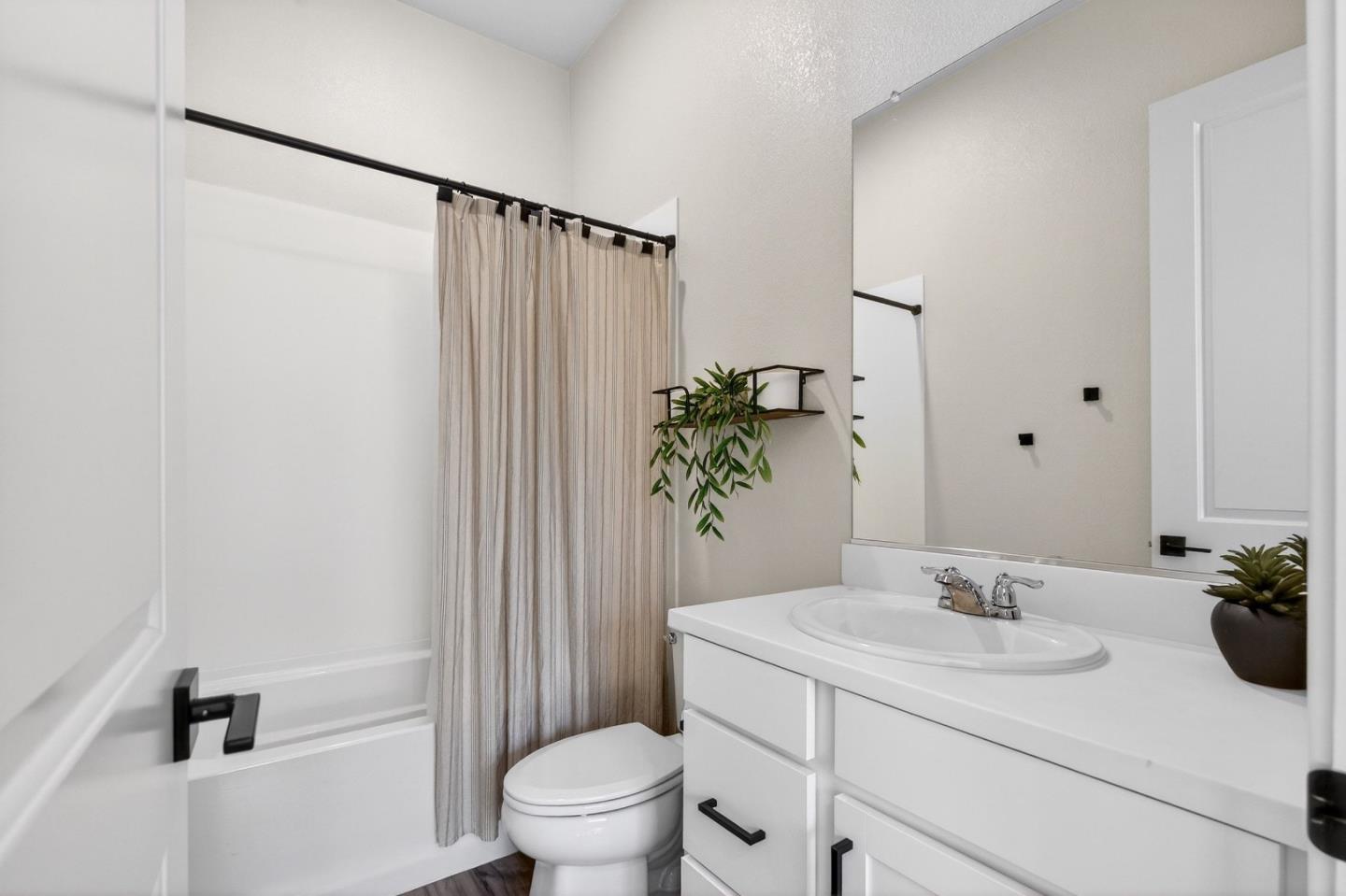 Detail Gallery Image 28 of 44 For 240 Scarlett Way, Hollister,  CA 95023 - 4 Beds | 3 Baths