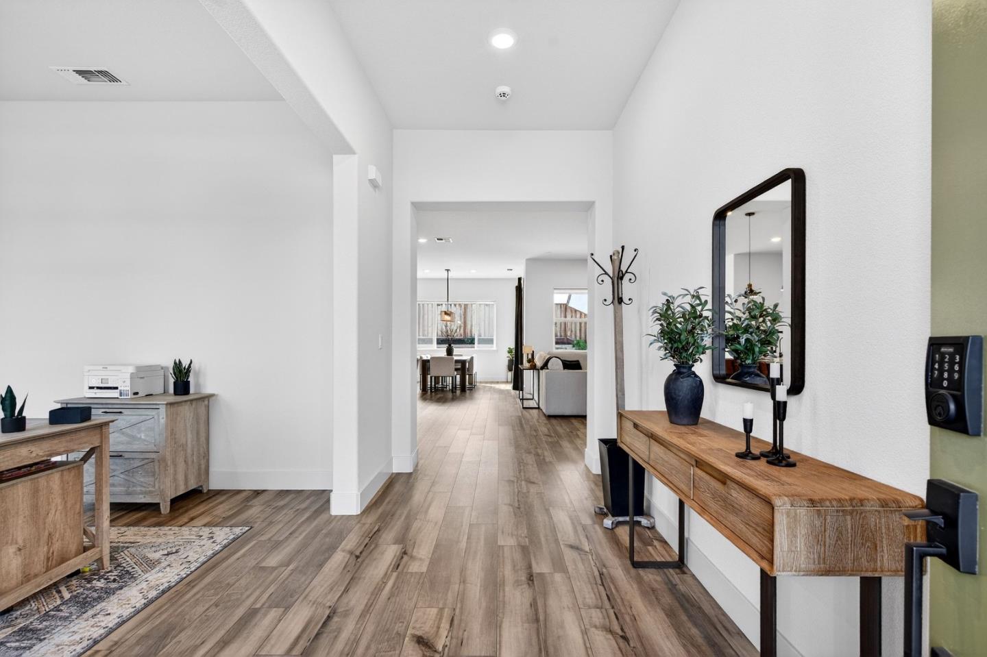 Detail Gallery Image 3 of 44 For 240 Scarlett Way, Hollister,  CA 95023 - 4 Beds | 3 Baths