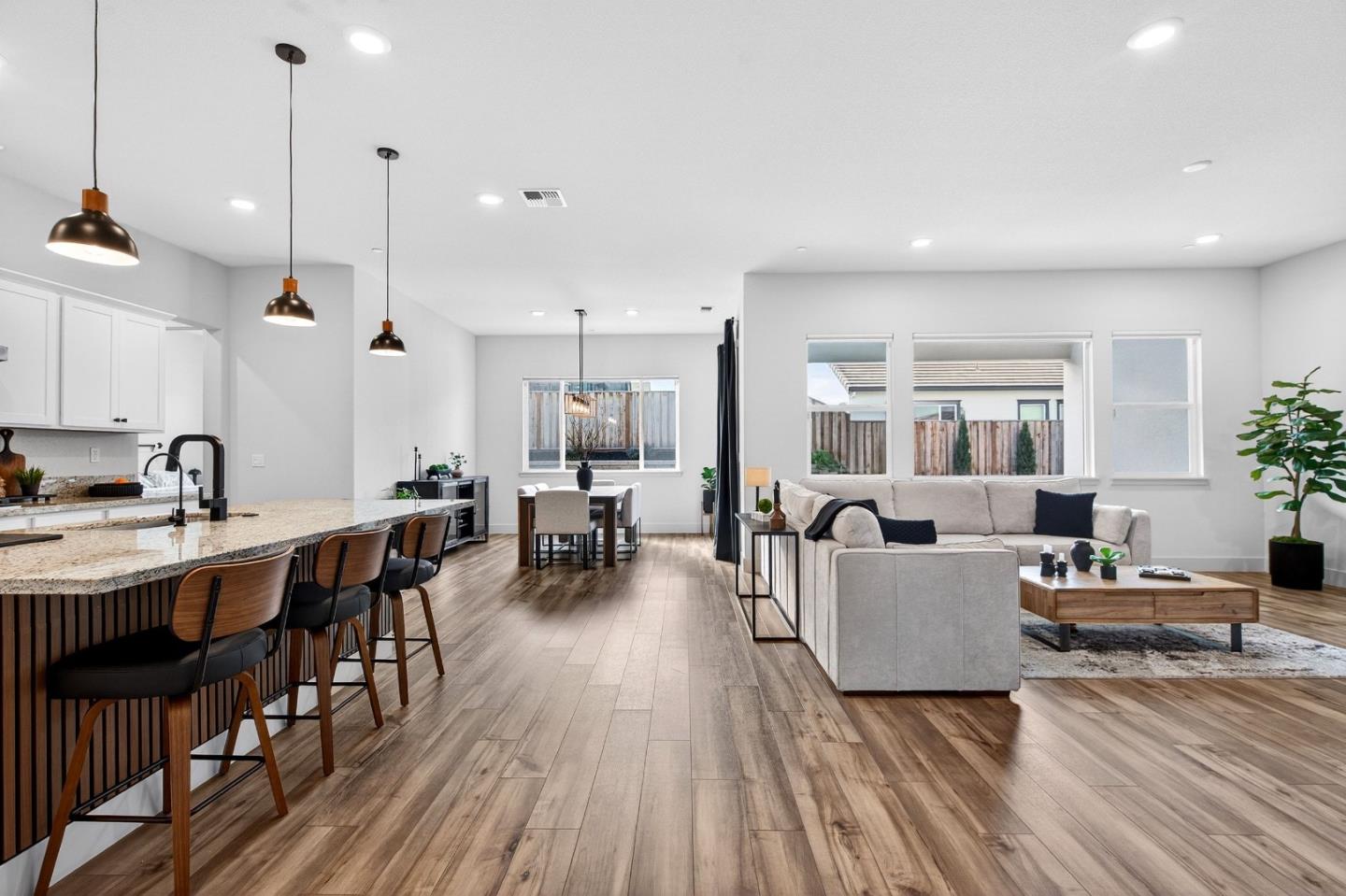 Detail Gallery Image 5 of 44 For 240 Scarlett Way, Hollister,  CA 95023 - 4 Beds | 3 Baths