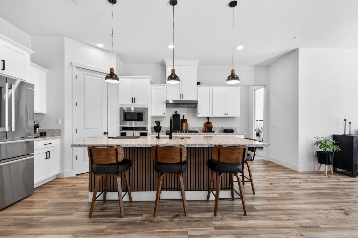 Detail Gallery Image 6 of 44 For 240 Scarlett Way, Hollister,  CA 95023 - 4 Beds | 3 Baths