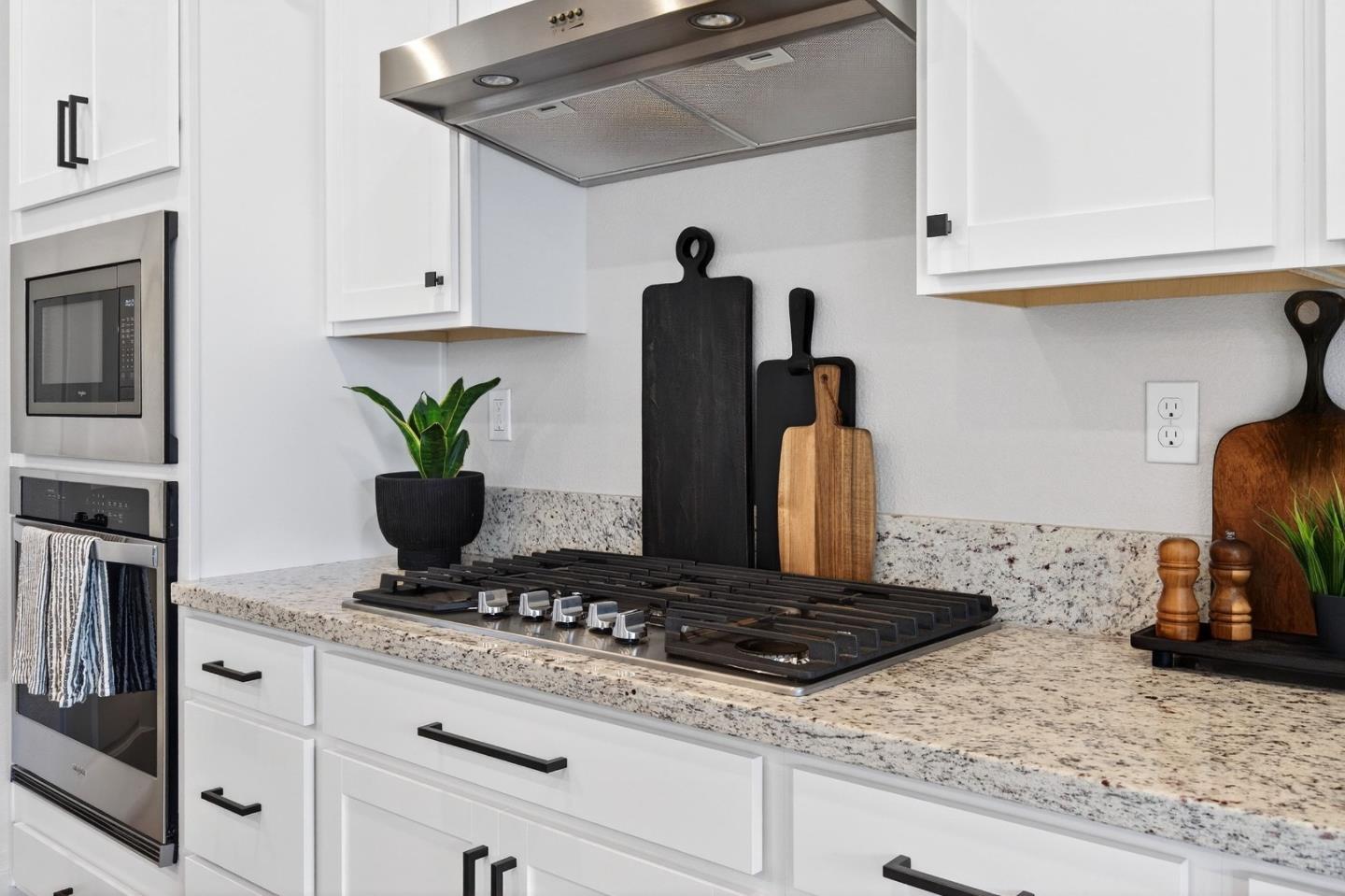 Detail Gallery Image 8 of 44 For 240 Scarlett Way, Hollister,  CA 95023 - 4 Beds | 3 Baths