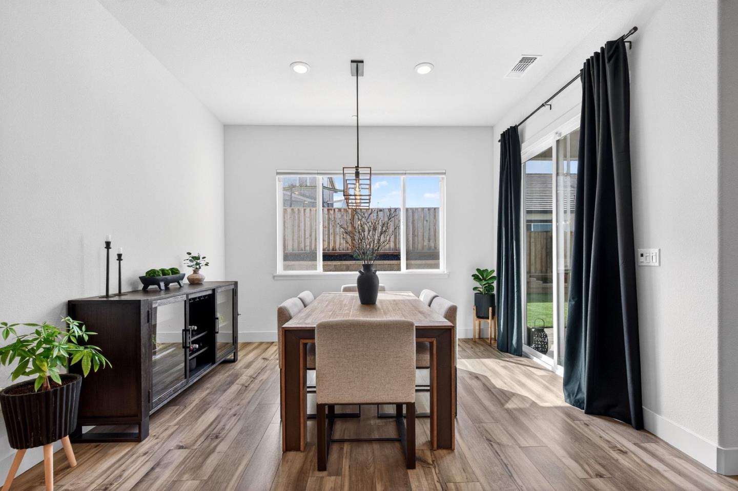 Detail Gallery Image 9 of 44 For 240 Scarlett Way, Hollister,  CA 95023 - 4 Beds | 3 Baths