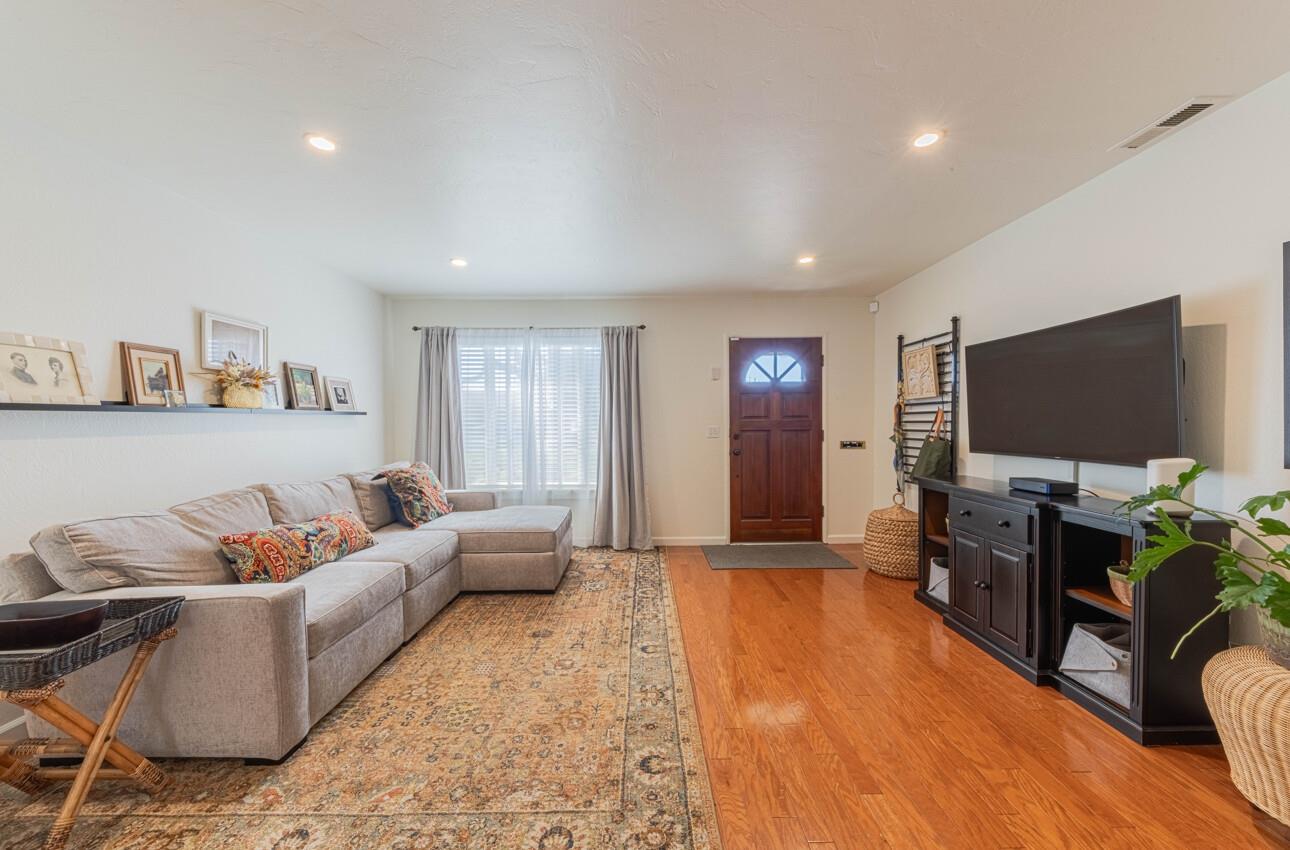 Detail Gallery Image 6 of 41 For 58 Young Dr, Salinas,  CA 93901 - 3 Beds | 2 Baths