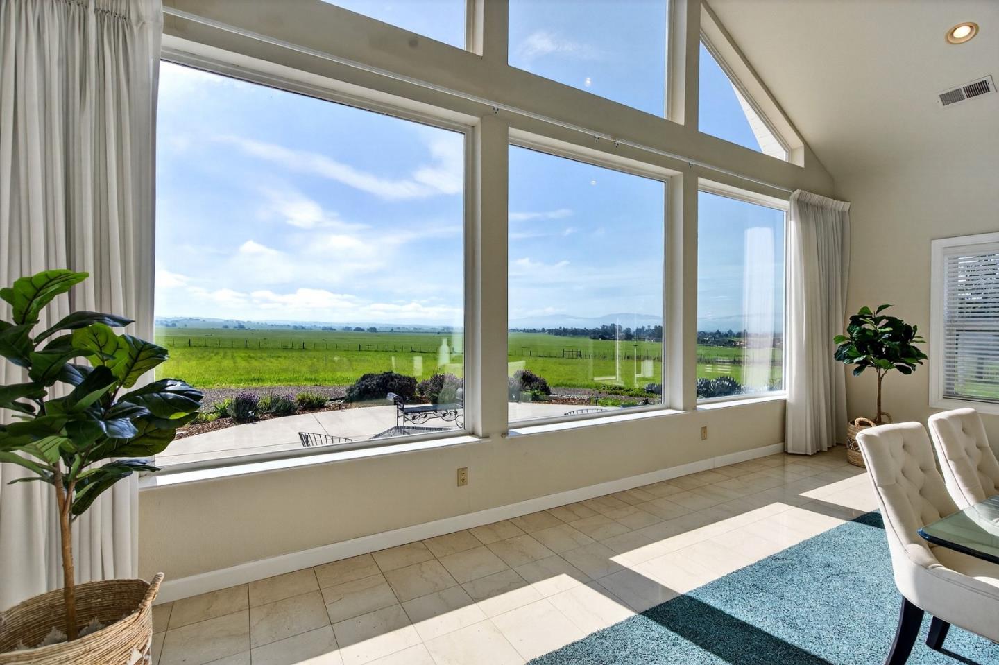 Detail Gallery Image 10 of 84 For 621 Carpenter Dr, Hollister,  CA 95023 - 6 Beds | 5/1 Baths