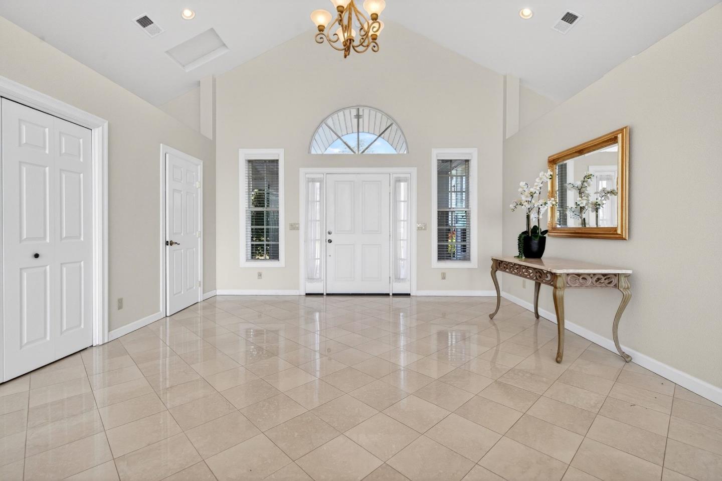 Detail Gallery Image 11 of 84 For 621 Carpenter Dr, Hollister,  CA 95023 - 6 Beds | 5/1 Baths