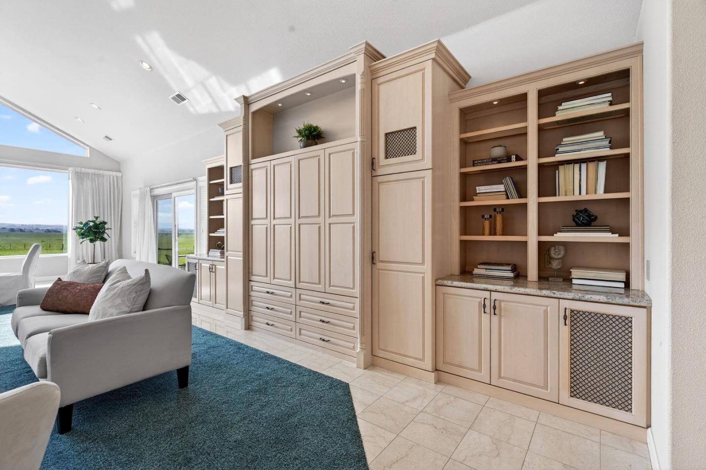 Detail Gallery Image 12 of 84 For 621 Carpenter Dr, Hollister,  CA 95023 - 6 Beds | 5/1 Baths