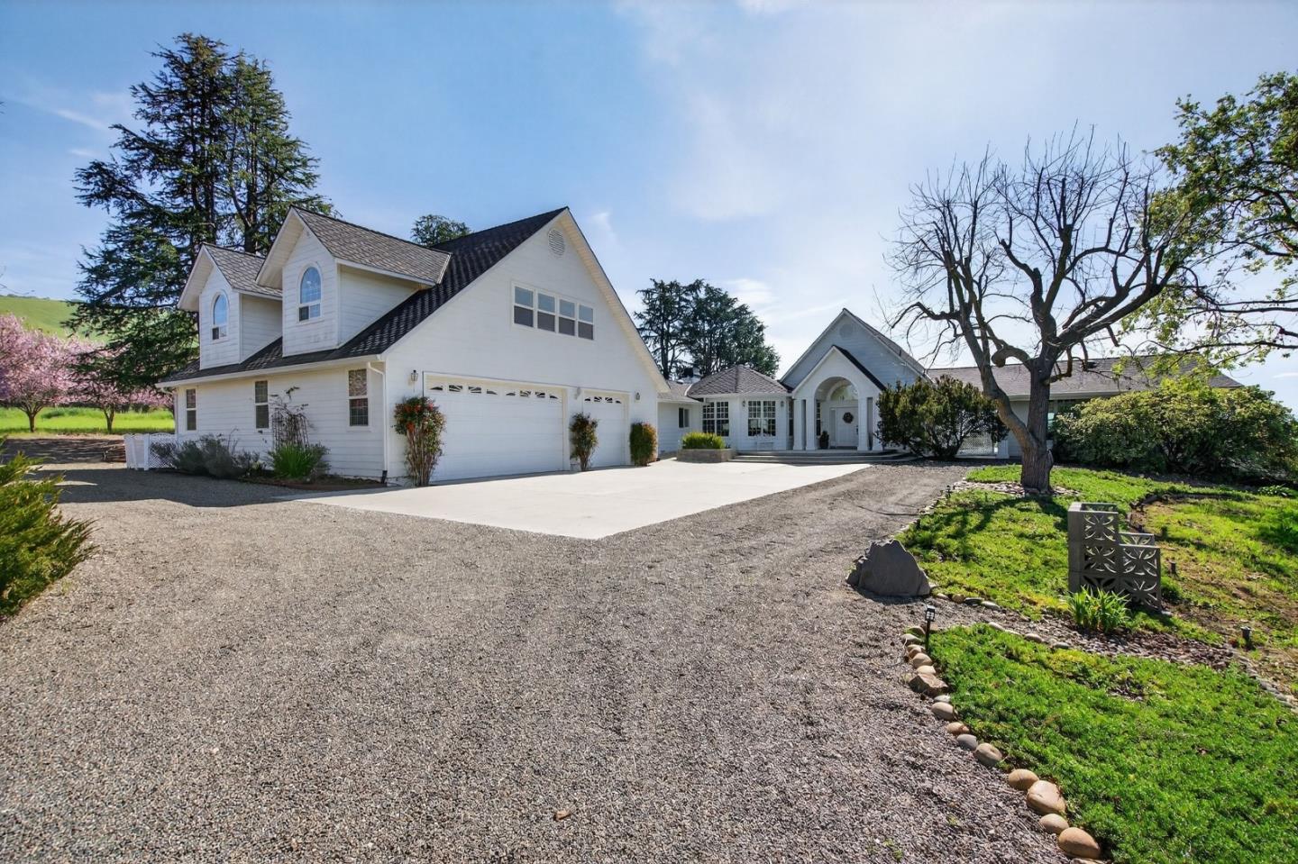 Detail Gallery Image 2 of 84 For 621 Carpenter Dr, Hollister,  CA 95023 - 6 Beds | 5/1 Baths