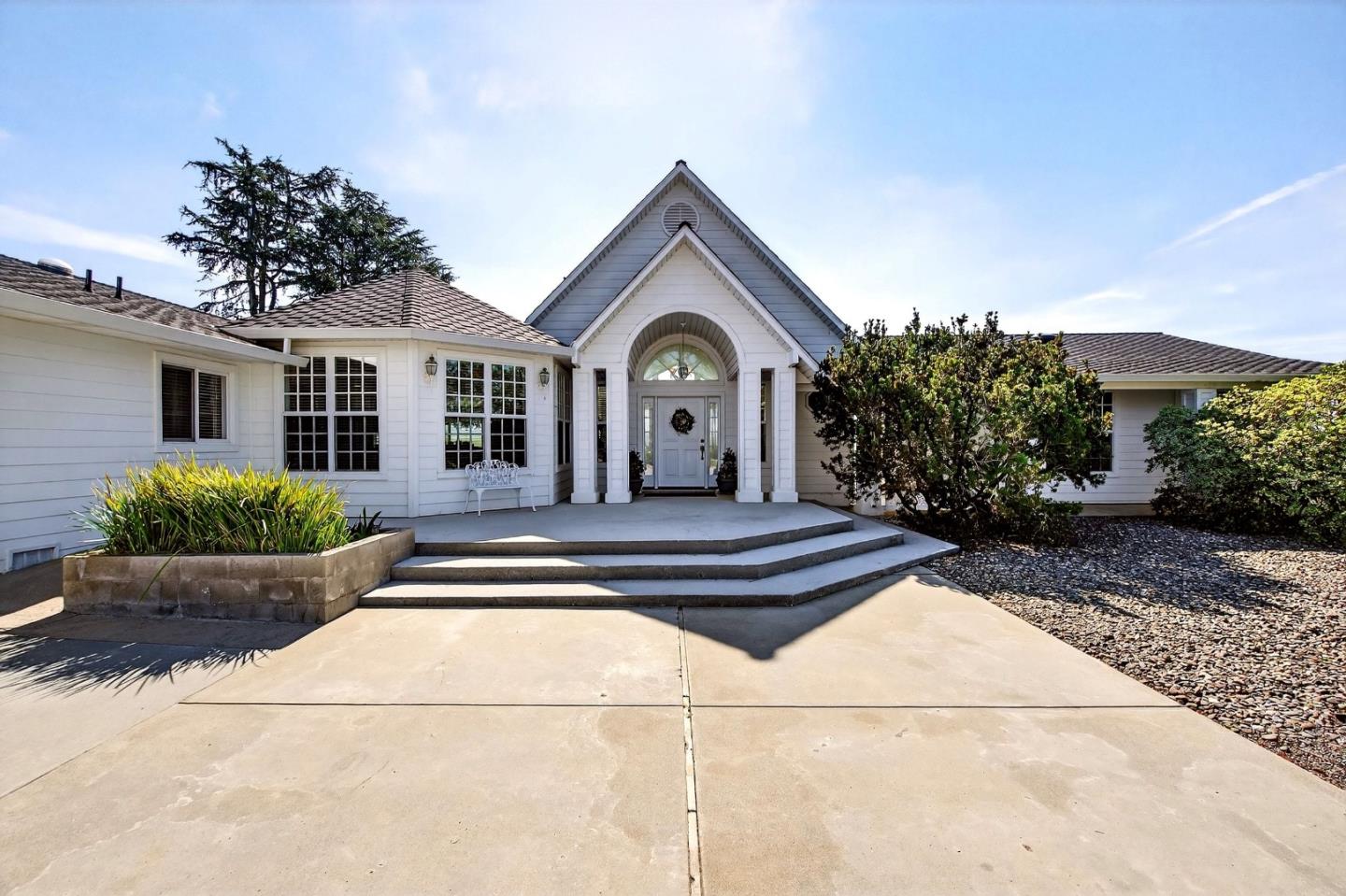 Detail Gallery Image 3 of 84 For 621 Carpenter Dr, Hollister,  CA 95023 - 6 Beds | 5/1 Baths