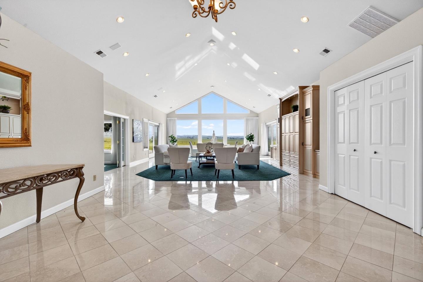 Detail Gallery Image 7 of 84 For 621 Carpenter Dr, Hollister,  CA 95023 - 6 Beds | 5/1 Baths