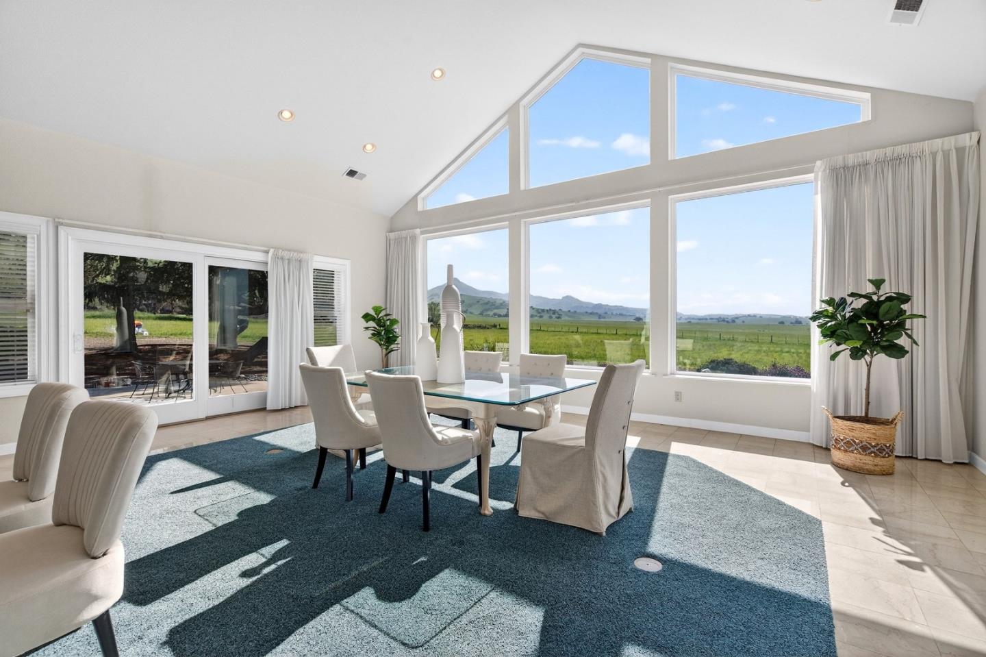 Detail Gallery Image 9 of 84 For 621 Carpenter Dr, Hollister,  CA 95023 - 6 Beds | 5/1 Baths