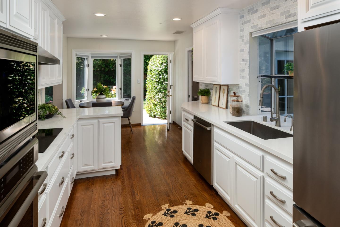 Detail Gallery Image 10 of 34 For 1011 via Del Pozo, Los Altos,  CA 94022 - 4 Beds | 2/1 Baths