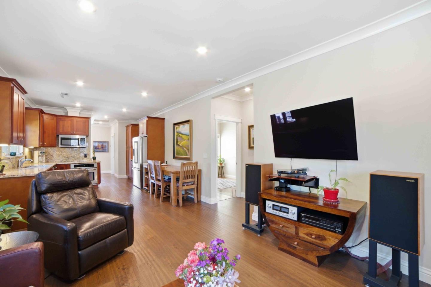 Detail Gallery Image 4 of 41 For 704 S 12th St, San Jose,  CA 95112 - 3 Beds | 2 Baths