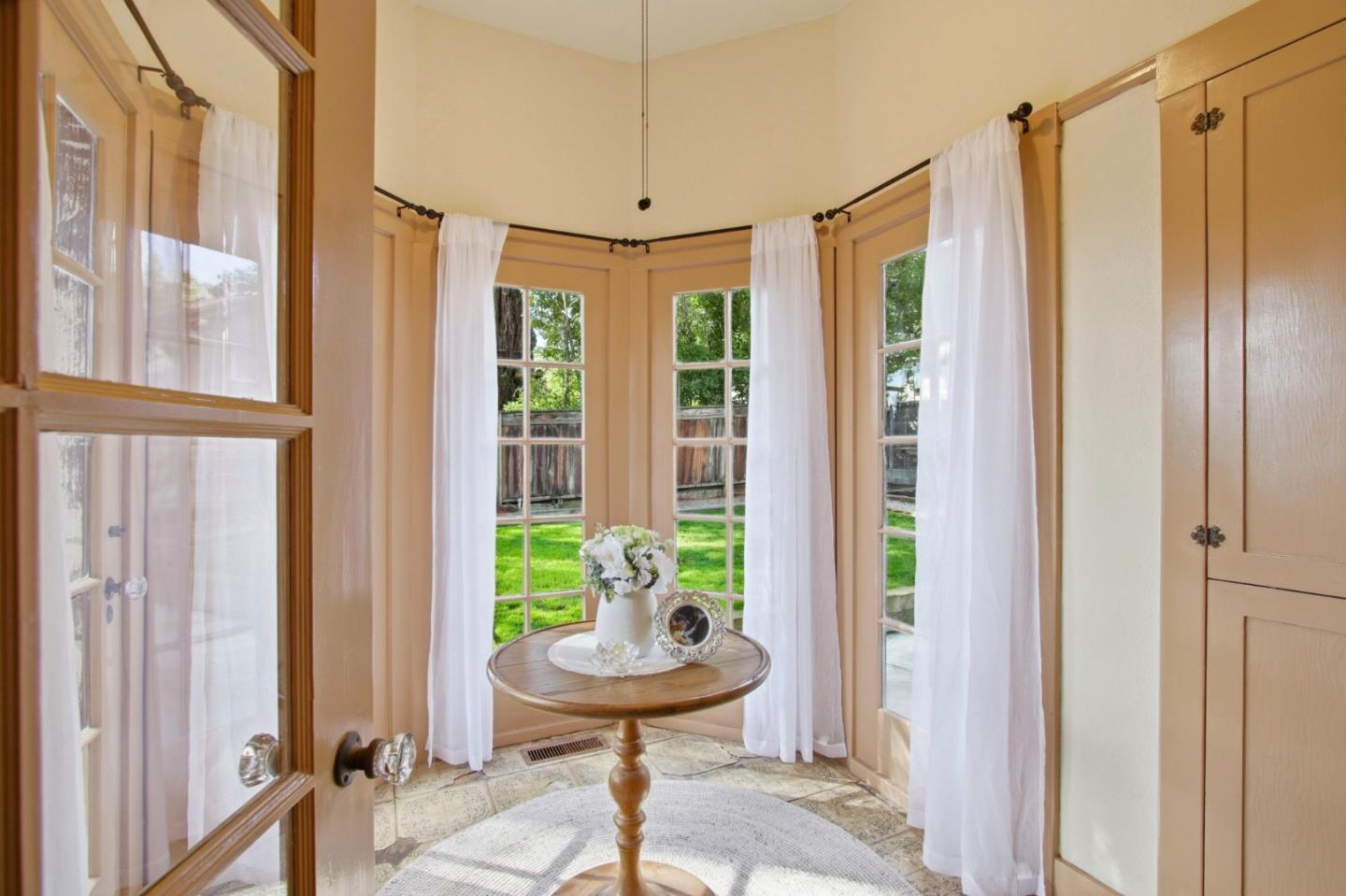 Detail Gallery Image 12 of 39 For 10625 Merriman Rd, Cupertino,  CA 95014 - 3 Beds | 1/1 Baths