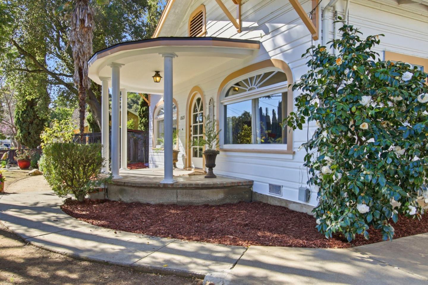 Detail Gallery Image 4 of 39 For 10625 Merriman Rd, Cupertino,  CA 95014 - 3 Beds | 1/1 Baths