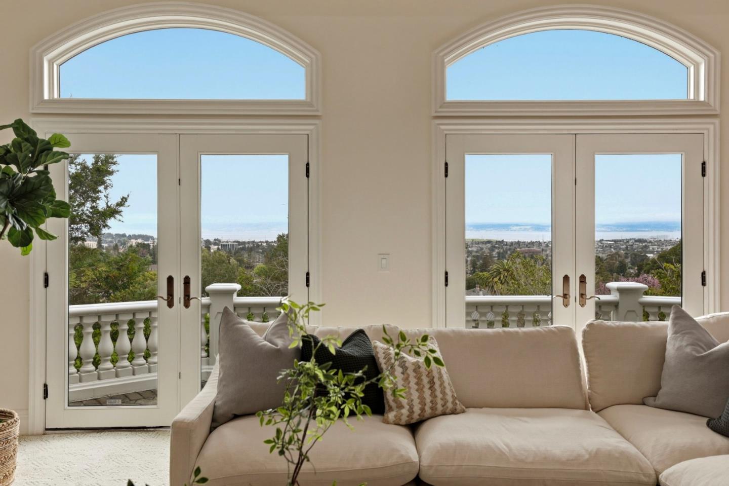 Detail Gallery Image 16 of 60 For 140 Tobin Clark Dr, Hillsborough,  CA 94010 - 5 Beds | 5/1 Baths