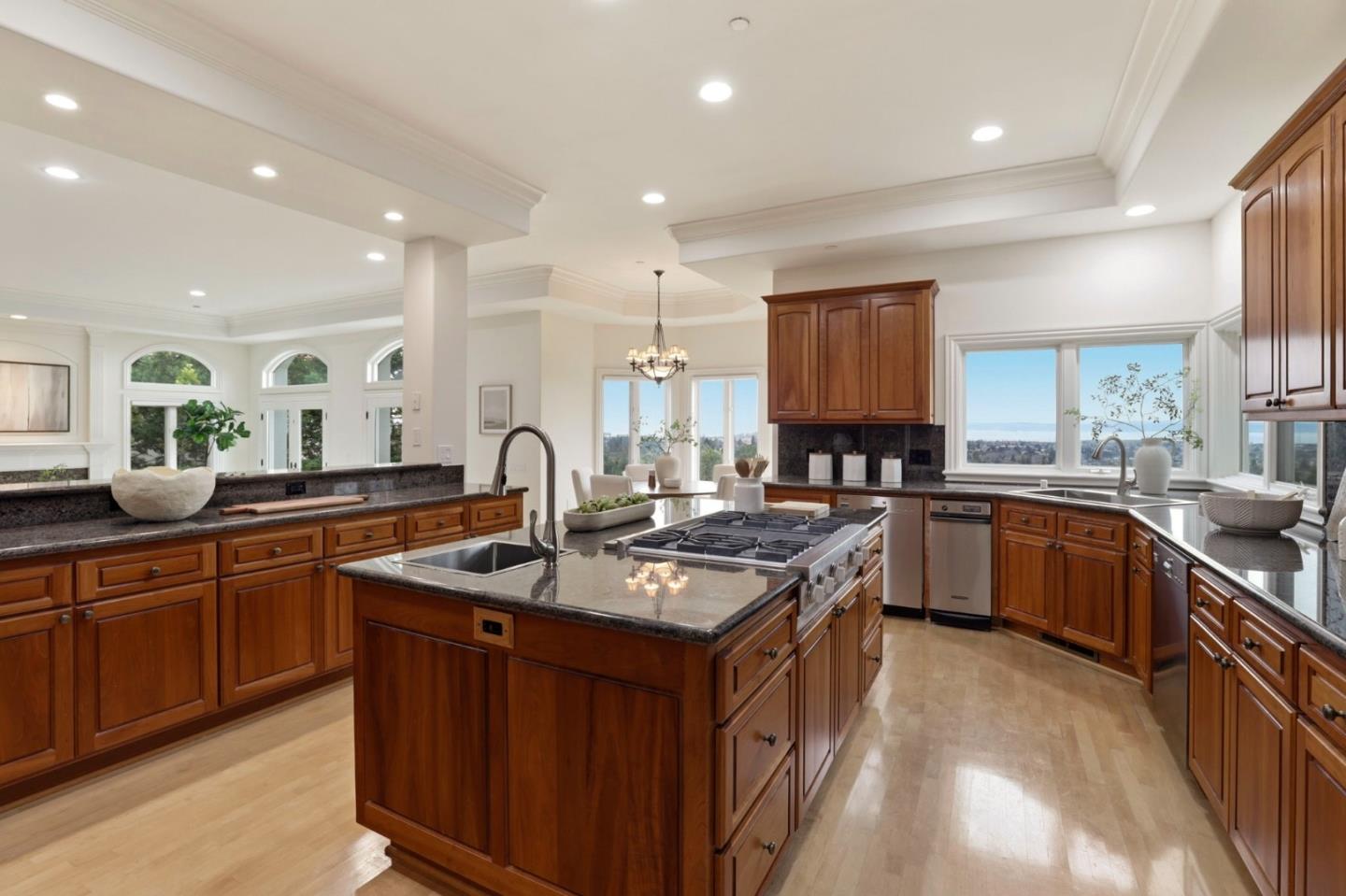 Detail Gallery Image 22 of 60 For 140 Tobin Clark Dr, Hillsborough,  CA 94010 - 5 Beds | 5/1 Baths