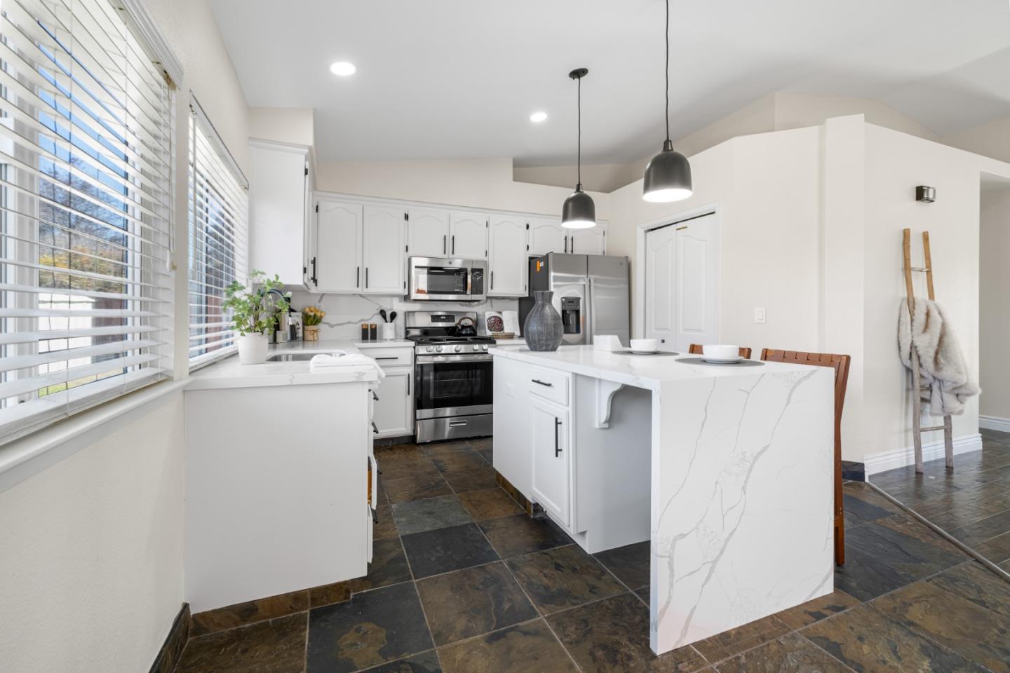 Detail Gallery Image 10 of 27 For 1940 Sycamore Ct, Hollister,  CA 95023 - 3 Beds | 2 Baths