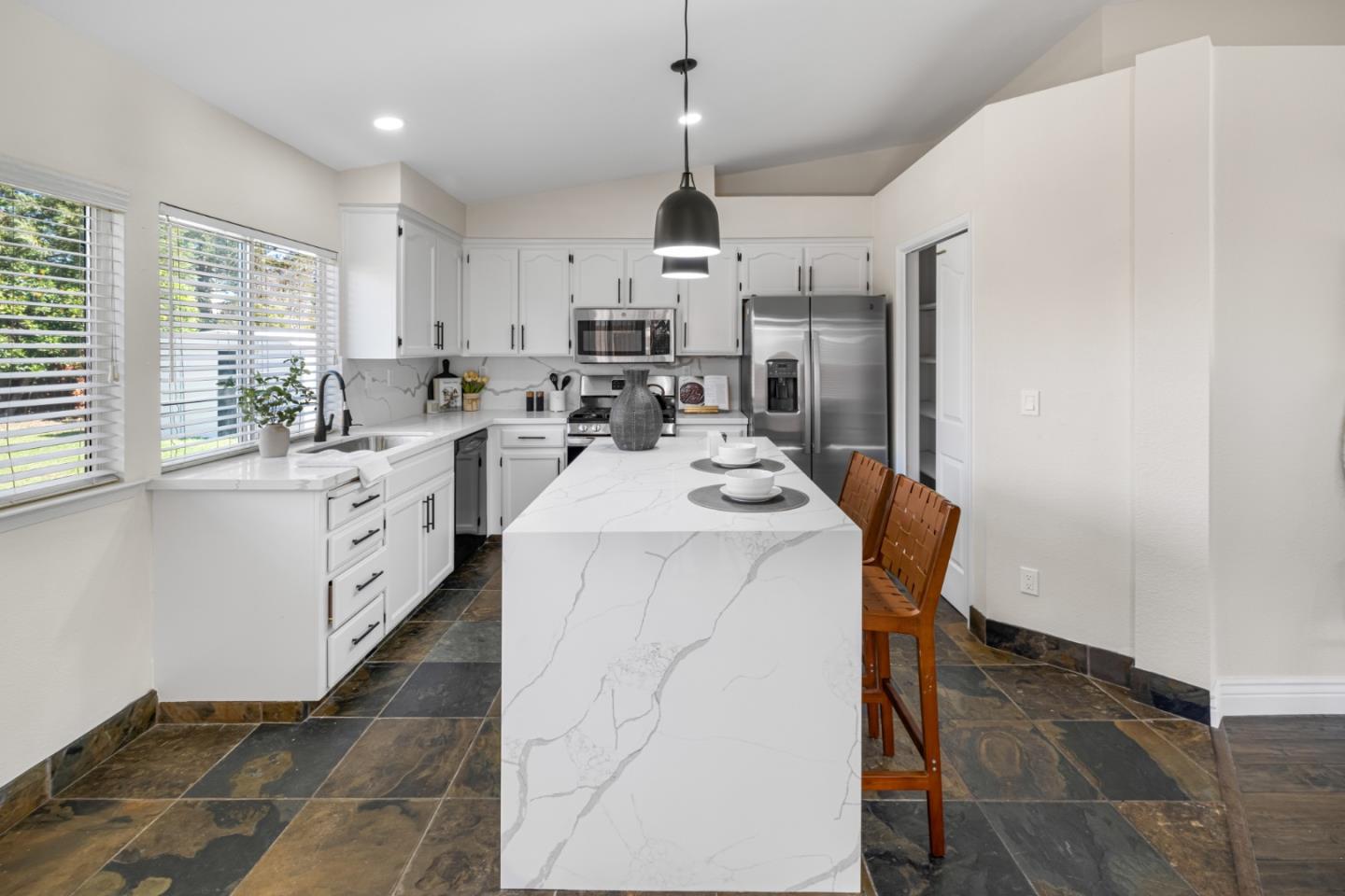 Detail Gallery Image 11 of 27 For 1940 Sycamore Ct, Hollister,  CA 95023 - 3 Beds | 2 Baths