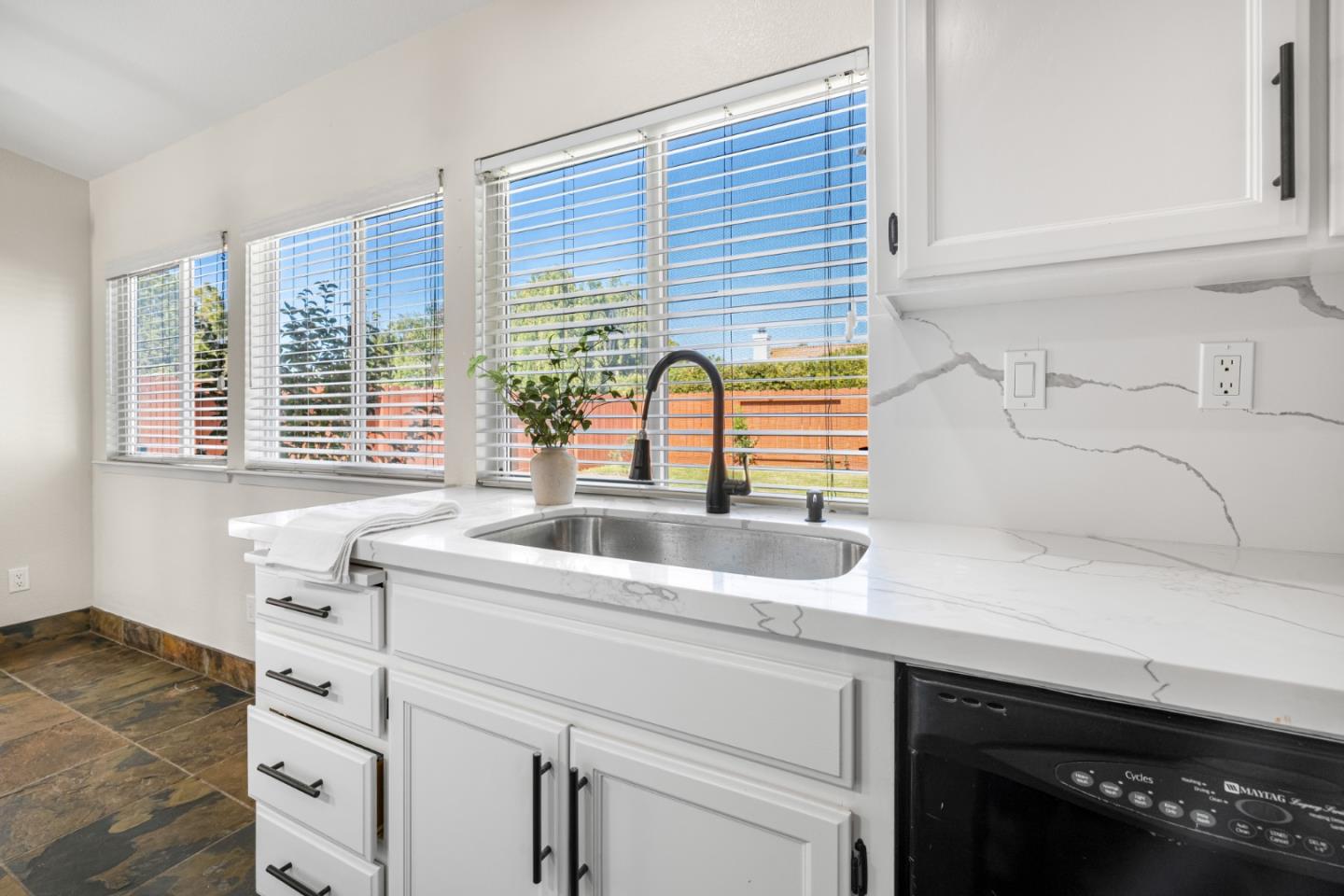 Detail Gallery Image 12 of 27 For 1940 Sycamore Ct, Hollister,  CA 95023 - 3 Beds | 2 Baths