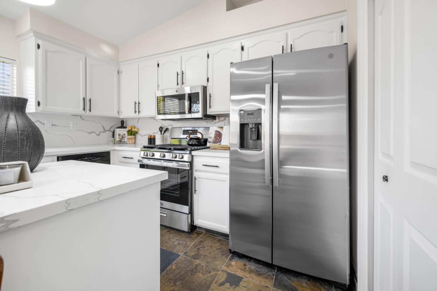 Detail Gallery Image 13 of 27 For 1940 Sycamore Ct, Hollister,  CA 95023 - 3 Beds | 2 Baths