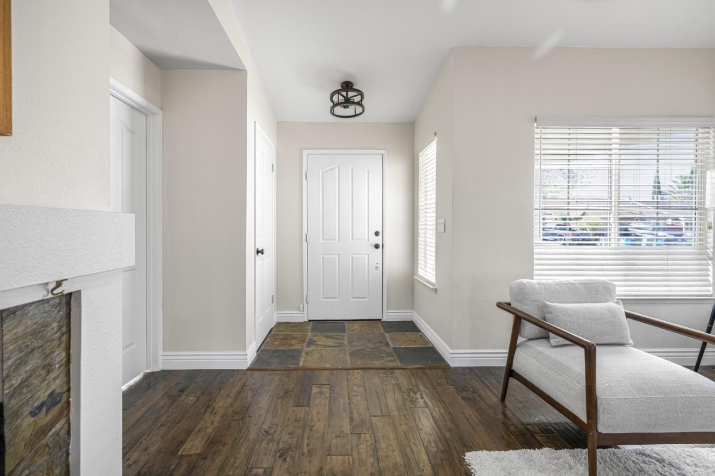 Detail Gallery Image 5 of 27 For 1940 Sycamore Ct, Hollister,  CA 95023 - 3 Beds | 2 Baths