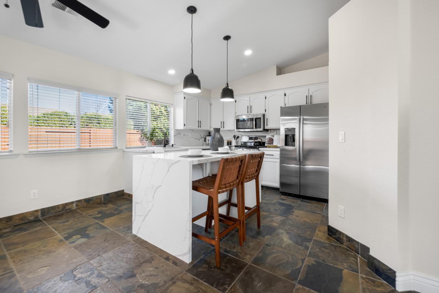 Detail Gallery Image 9 of 27 For 1940 Sycamore Ct, Hollister,  CA 95023 - 3 Beds | 2 Baths